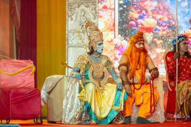 Gaziabad, Uttar Pradesh, Hindistan - 03 Ekim 2024: Hintli sanatçıların portresi Ramlila 'da ramayana adlı Hintli kutsal kitap karakterlerini canlandırıyor..   