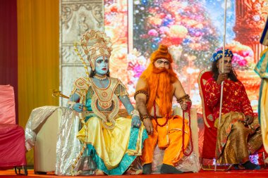 Gaziabad, Uttar Pradesh, Hindistan - 03 Ekim 2024: Hintli sanatçıların portresi Ramlila 'da ramayana adlı Hintli kutsal kitap karakterlerini canlandırıyor..   