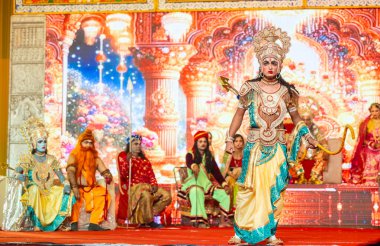 Gaziabad, Uttar Pradesh, Hindistan - 03 Ekim 2024: Hintli sanatçıların portresi Ramlila 'da ramayana adlı Hintli kutsal kitap karakterlerini canlandırıyor..   