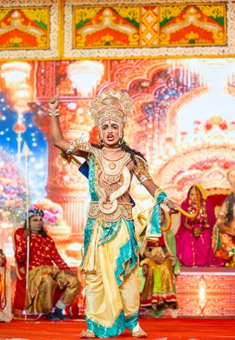 Gaziabad, Uttar Pradesh, Hindistan - 03 Ekim 2024: Hintli sanatçıların portresi Ramlila 'da ramayana adlı Hintli kutsal kitap karakterlerini canlandırıyor..   