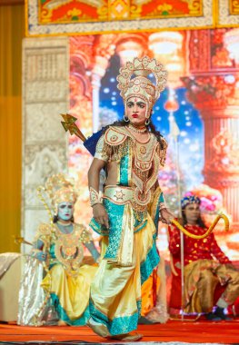 Gaziabad, Uttar Pradesh, Hindistan - 03 Ekim 2024: Hintli sanatçıların portresi Ramlila 'da ramayana adlı Hintli kutsal kitap karakterlerini canlandırıyor..   