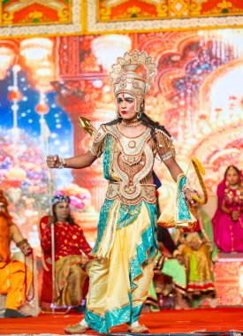 Gaziabad, Uttar Pradesh, Hindistan - 03 Ekim 2024: Hintli sanatçıların portresi Ramlila 'da ramayana adlı Hintli kutsal kitap karakterlerini canlandırıyor..   