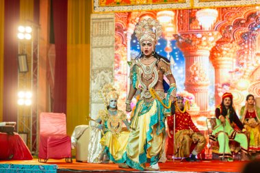 Gaziabad, Uttar Pradesh, Hindistan - 03 Ekim 2024: Hintli sanatçıların portresi Ramlila 'da ramayana adlı Hintli kutsal kitap karakterlerini canlandırıyor..   