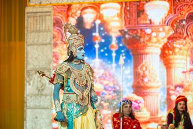 Gaziabad, Uttar Pradesh, Hindistan - 03 Ekim 2024: Hintli sanatçıların portresi Ramlila 'da ramayana adlı Hintli kutsal kitap karakterlerini canlandırıyor..   