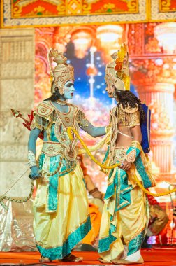 Gaziabad, Uttar Pradesh, Hindistan - 03 Ekim 2024: Hintli sanatçıların portresi Ramlila 'da ramayana adlı Hintli kutsal kitap karakterlerini canlandırıyor..   