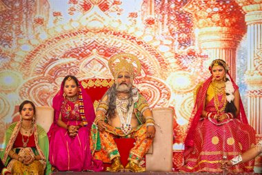 Gaziabad, Uttar Pradesh, Hindistan - 03 Ekim 2024: Hintli sanatçıların portresi Ramlila 'da ramayana adlı Hintli kutsal kitap karakterlerini canlandırıyor..   