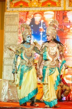 Gaziabad, Uttar Pradesh, Hindistan - 03 Ekim 2024: Hintli sanatçıların portresi Ramlila 'da ramayana adlı Hintli kutsal kitap karakterlerini canlandırıyor..   