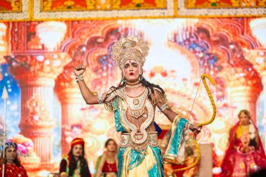 Gaziabad, Uttar Pradesh, Hindistan - 03 Ekim 2024: Hintli sanatçıların portresi Ramlila 'da ramayana adlı Hintli kutsal kitap karakterlerini canlandırıyor..   