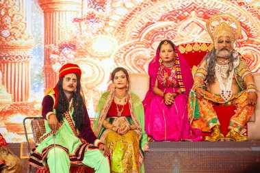 Gaziabad, Uttar Pradesh, Hindistan - 03 Ekim 2024: Hintli sanatçıların portresi Ramlila 'da ramayana adlı Hintli kutsal kitap karakterlerini canlandırıyor..   