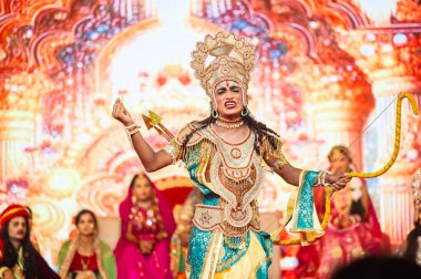 Gaziabad, Uttar Pradesh, Hindistan - 03 Ekim 2024: Hintli sanatçıların portresi Ramlila 'da ramayana adlı Hintli kutsal kitap karakterlerini canlandırıyor..   