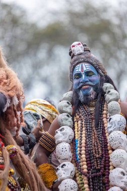 Varanasi, Uttar Pradesh, Hindistan - 20 Mart 2024: Masan Holi, Harishchandra ghat kutlamaları sırasında boyalı yüzlü dindarlar.