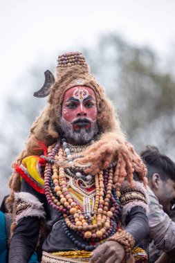 Varanasi, Uttar Pradesh, Hindistan - 20 Mart 2024: Masan Holi, Harishchandra ghat kutlamaları sırasında boyalı yüzlü dindarlar.