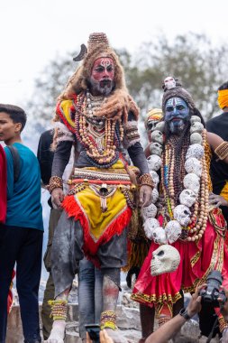 Varanasi, Uttar Pradesh, Hindistan - 20 Mart 2024: Masan Holi, Harishchandra ghat kutlamaları sırasında boyalı yüzlü dindarlar.