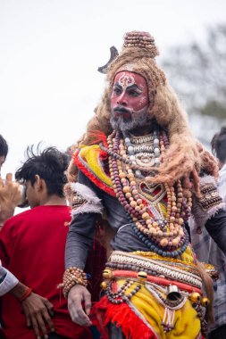 Varanasi, Uttar Pradesh, Hindistan - 20 Mart 2024: Masan Holi, Harishchandra ghat kutlamaları sırasında boyalı yüzlü dindarlar.