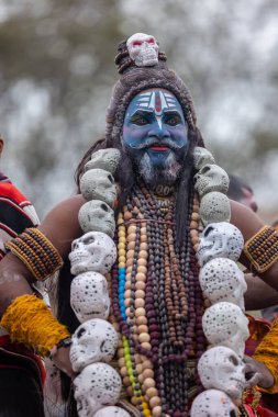 Varanasi, Uttar Pradesh, Hindistan - 20 Mart 2024: Masan Holi, Harishchandra ghat kutlamaları sırasında boyalı yüzlü dindarlar.