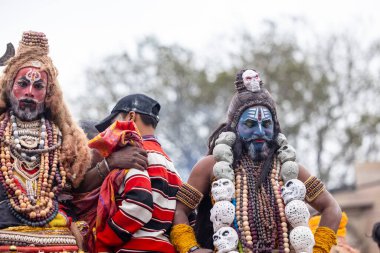 Varanasi, Uttar Pradesh, Hindistan - 20 Mart 2024: Masan Holi, Harishchandra ghat kutlamaları sırasında boyalı yüzlü dindarlar.