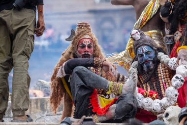 Varanasi, Uttar Pradesh, Hindistan - 20 Mart 2024: Masan Holi, Harishchandra ghat kutlamaları sırasında boyalı yüzlü dindarlar.