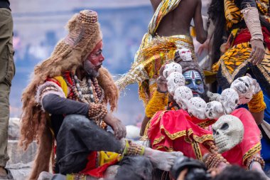 Varanasi, Uttar Pradesh, Hindistan - 20 Mart 2024: Masan Holi, Harishchandra ghat kutlamaları sırasında boyalı yüzlü dindarlar.