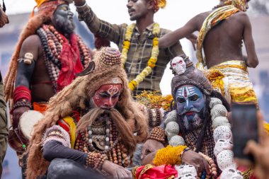 Varanasi, Uttar Pradesh, Hindistan - 20 Mart 2024: Masan Holi, Harishchandra ghat kutlamaları sırasında boyalı yüzlü dindarlar.