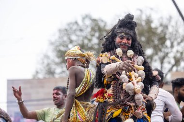 Varanasi, Uttar Pradesh, Hindistan - 20 Mart 2024: Masan Holi, Harishchandra ghat kutlamaları sırasında boyalı yüzlü dindarlar.