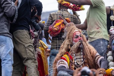 Varanasi, Uttar Pradesh, Hindistan - 20 Mart 2024: Masan Holi, Harishchandra ghat kutlamaları sırasında boyalı yüzlü dindarlar.