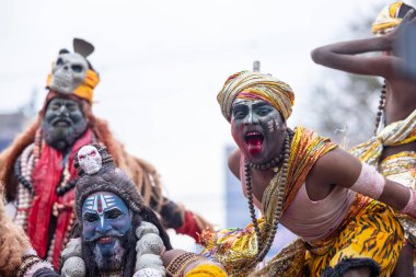 Varanasi, Uttar Pradesh, Hindistan - 20 Mart 2024: Masan Holi, Harishchandra ghat kutlamaları sırasında boyalı yüzlü dindarlar.
