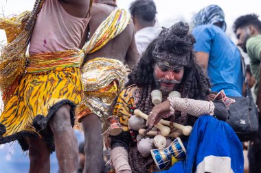 Varanasi, Uttar Pradesh, Hindistan - 20 Mart 2024: Masan Holi, Harishchandra ghat kutlamaları sırasında boyalı yüzlü dindarlar.