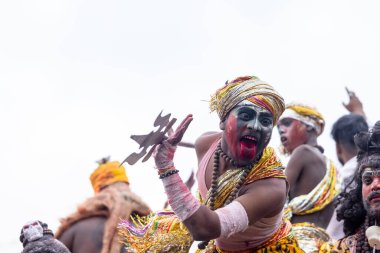Varanasi, Uttar Pradesh, Hindistan - 20 Mart 2024: Masan Holi, Harishchandra ghat kutlamaları sırasında boyalı yüzlü dindarlar.