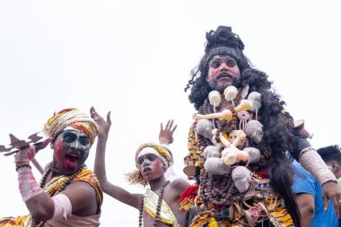 Varanasi, Uttar Pradesh, Hindistan - 20 Mart 2024: Masan Holi, Harishchandra ghat kutlamaları sırasında boyalı yüzlü dindarlar.