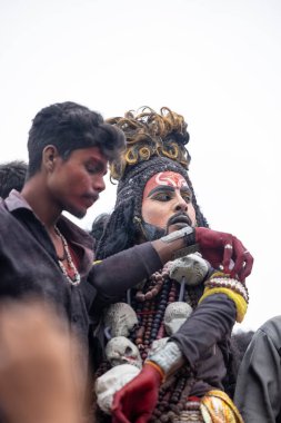 Varanasi, Uttar Pradesh, Hindistan - 20 Mart 2024: Masan Holi, Harishchandra ghat kutlamaları sırasında boyalı yüzlü dindarlar.