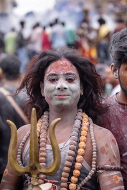 Varanasi, Uttar Pradesh, Hindistan - 20 Mart 2024: Masan Holi, Harishchandra ghat kutlamaları sırasında boyalı yüzlü dindarlar.