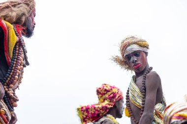 Varanasi, Uttar Pradesh, Hindistan - 20 Mart 2024: Masan Holi, Harishchandra ghat kutlamaları sırasında boyalı yüzlü dindarlar.