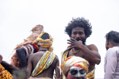 Varanasi, Uttar Pradesh, Hindistan - 20 Mart 2024: Masan Holi, Harishchandra ghat kutlamaları sırasında boyalı yüzlü dindarlar.