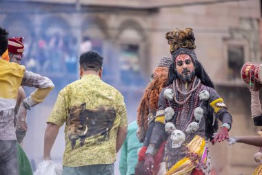 Varanasi, Uttar Pradesh, Hindistan - 20 Mart 2024: Masan Holi, Harishchandra ghat kutlamaları sırasında boyalı yüzlü dindarlar.