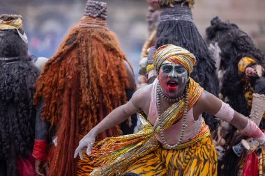 Varanasi, Uttar Pradesh, Hindistan - 20 Mart 2024: Masan Holi, Harishchandra ghat kutlamaları sırasında boyalı yüzlü dindarlar.