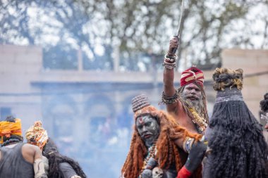 Varanasi, Uttar Pradesh, Hindistan - 20 Mart 2024: Masan Holi, Harishchandra ghat kutlamaları sırasında boyalı yüzlü dindarlar.