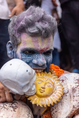 Varanasi, Uttar Pradesh, Hindistan - 20 Mart 2024: Masan Holi, Harishchandra ghat kutlamaları sırasında boyalı yüzlü dindarlar.