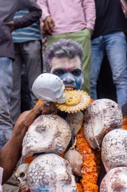 Varanasi, Uttar Pradesh, Hindistan - 20 Mart 2024: Masan Holi, Harishchandra ghat kutlamaları sırasında boyalı yüzlü dindarlar.