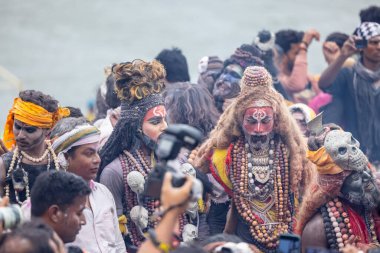 Varanasi, Uttar Pradesh, Hindistan - 20 Mart 2024: Masan Holi, Harishchandra ghat kutlamaları sırasında boyalı yüzlü dindarlar.