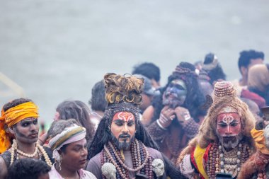 Varanasi, Uttar Pradesh, Hindistan - 20 Mart 2024: Masan Holi, Harishchandra ghat kutlamaları sırasında boyalı yüzlü dindarlar.