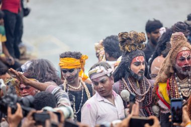 Varanasi, Uttar Pradesh, Hindistan - 20 Mart 2024: Masan Holi, Harishchandra ghat kutlamaları sırasında boyalı yüzlü dindarlar.