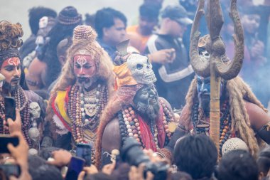 Varanasi, Uttar Pradesh, Hindistan - 20 Mart 2024: Masan Holi, Harishchandra ghat kutlamaları sırasında boyalı yüzlü dindarlar.