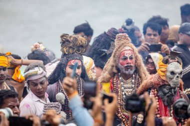Varanasi, Uttar Pradesh, Hindistan - 20 Mart 2024: Masan Holi, Harishchandra ghat kutlamaları sırasında boyalı yüzlü dindarlar.