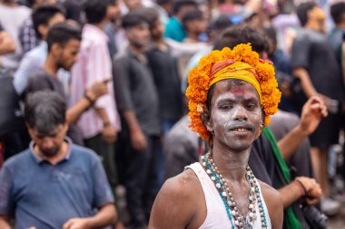 Varanasi, Uttar Pradesh, Hindistan - 20 Mart 2024: Masan Holi, Harishchandra ghat kutlamaları sırasında boyalı yüzlü dindarlar.