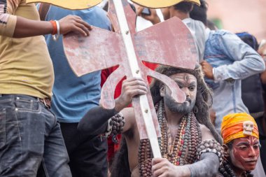 Varanasi, Uttar Pradesh, Hindistan - 20 Mart 2024: Masan Holi, Harishchandra ghat kutlamaları sırasında boyalı yüzlü dindarlar.