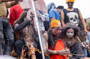 Varanasi, Uttar Pradesh, Hindistan - 20 Mart 2024: Masan Holi, Harishchandra ghat kutlamaları sırasında boyalı yüzlü dindarlar.