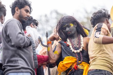 Varanasi, Uttar Pradesh, Hindistan - 20 Mart 2024: Masan Holi, Harishchandra ghat kutlamaları sırasında boyalı yüzlü dindarlar.