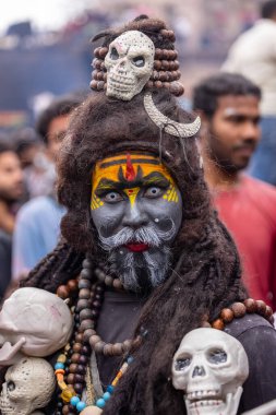 Varanasi, Uttar Pradesh, Hindistan - 20 Mart 2024: Masan Holi, Harishchandra ghat kutlamaları sırasında boyalı yüzlü dindarlar.