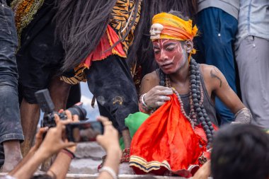 Varanasi, Uttar Pradesh, Hindistan - 20 Mart 2024: Masan Holi, Harishchandra ghat kutlamaları sırasında boyalı yüzlü dindarlar.