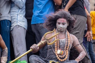 Varanasi, Uttar Pradesh, Hindistan - 20 Mart 2024: Masan Holi, Harishchandra ghat kutlamaları sırasında boyalı yüzlü dindarlar.